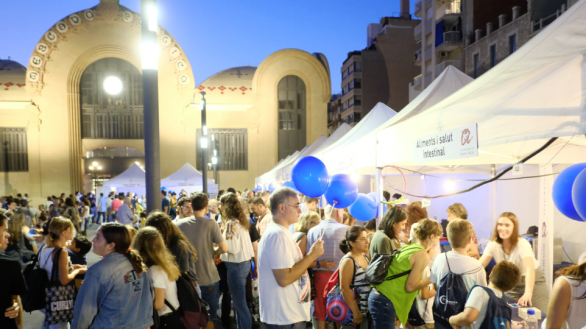 Imatge de la jornada de divendres a la nit, amb la plaça Corsini plena de gom a gom.