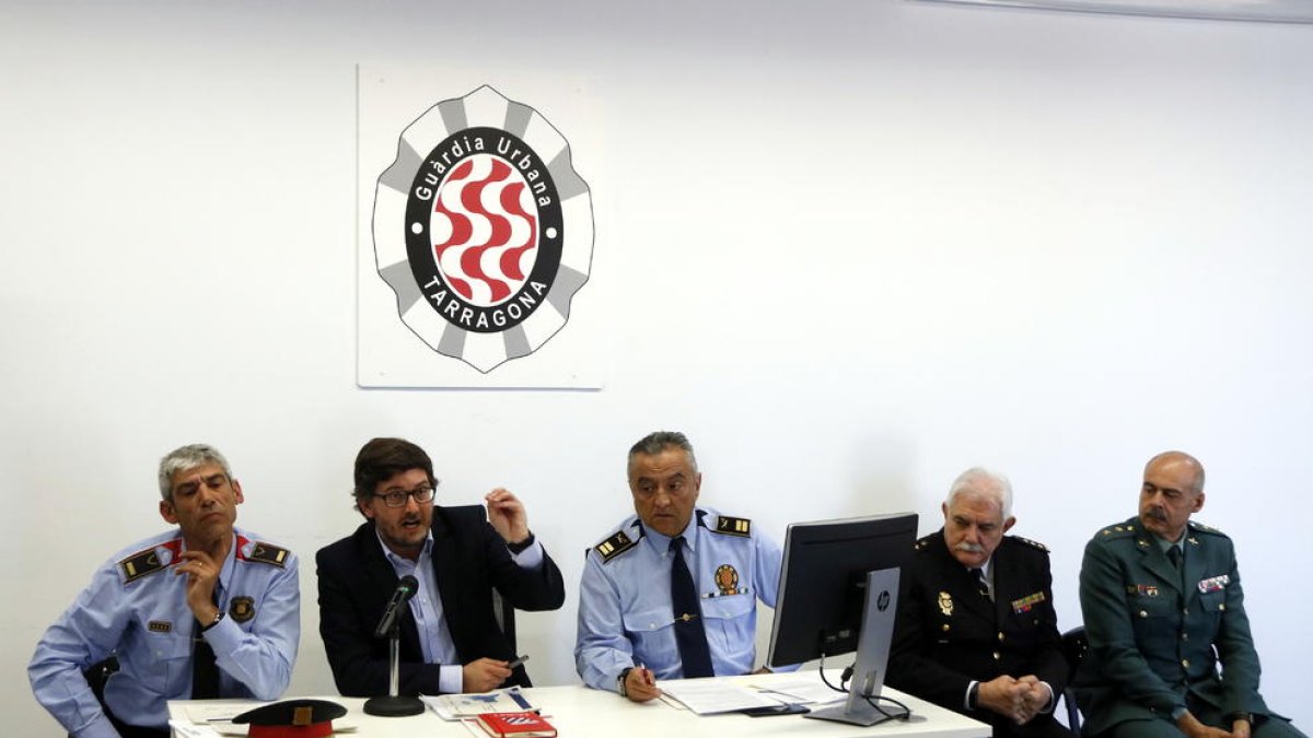 El tinent d'alcalde de Seguretat Ciutadana de Tarragona, Javier Villamayor, en roda de premsa amb responsables dels diferents cossos policials.