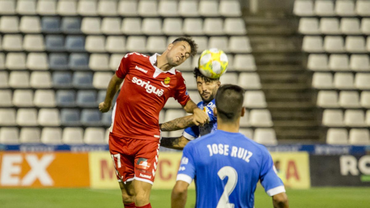 Pedro Martín lluita una pilota aèria durant el duel a Lleida