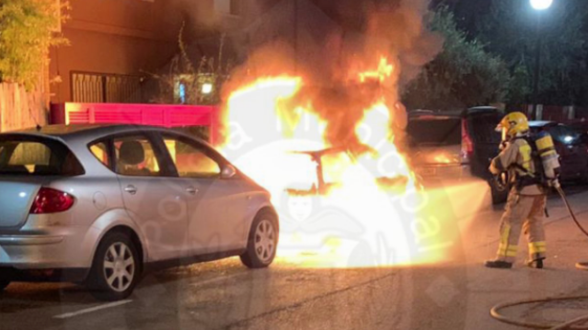 Imagen del incendio del vehículo durante la madrugada.