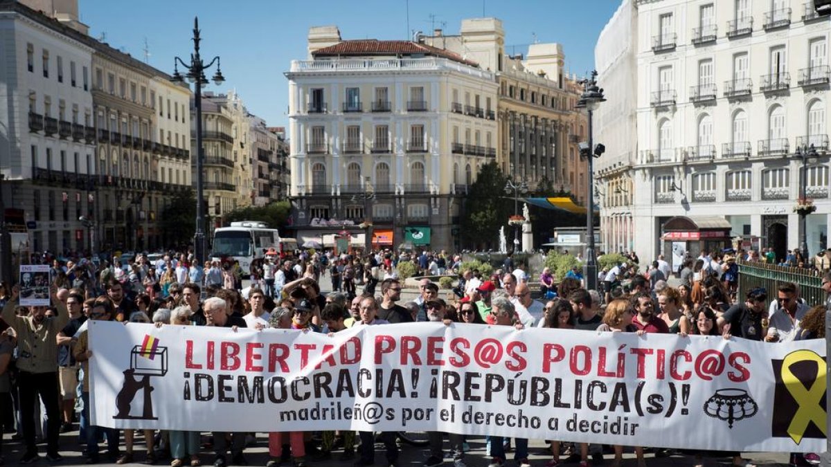Durant la protesta s'han llençat consignes com 'prou muntatges policials' o 'Madrid està amb el poble català'.