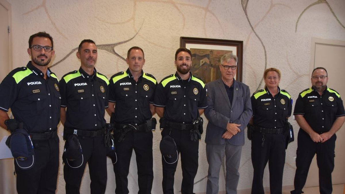 Els nous agents de la policia local de la Torre amb l'alcalde Eduard Rovira.