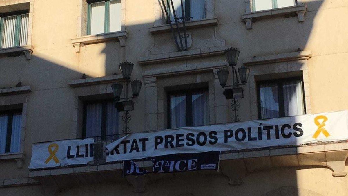 Imagen de dos pancarta rotas en la fachada del Ayuntamiento de Amposta.