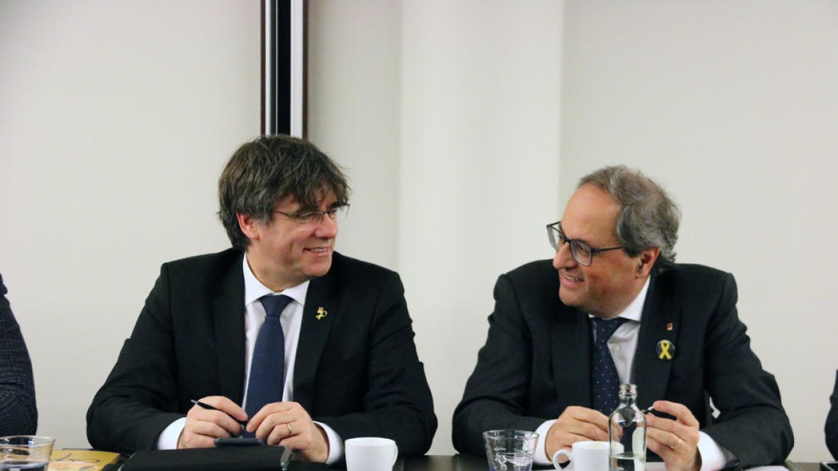 El president Quim Torra i l'expresident Carles Puigdemont durant la reunió del grup parlamentari de Junts per Catalunya a Brussel·les.