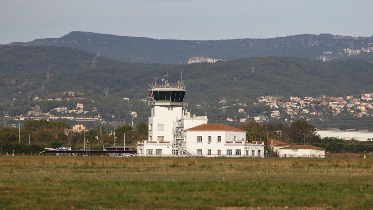 Una imatge d'arxiu de la torre de control de l'Aeroport.
