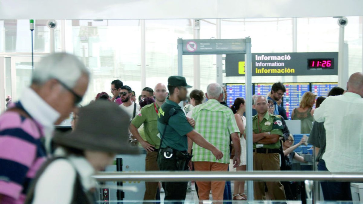 Imatge d'arxiu de vigilants de seguretat en un control a l'aeroport del Prat.
