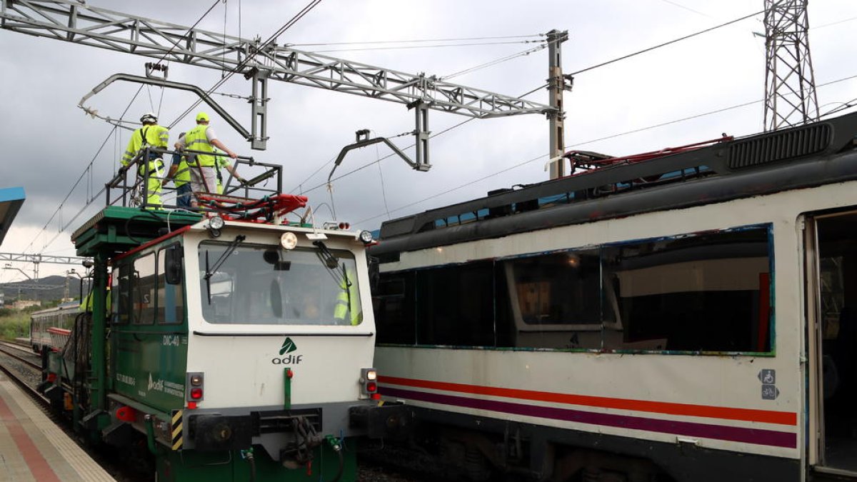 Pla general dels operaris d'Adif treballant per resoldre la incidència en un tren avariat a causa d'un incendi a l'estació de trens de Salomó. Imatge del 27 de juliol del 2019 (Horitzontal).