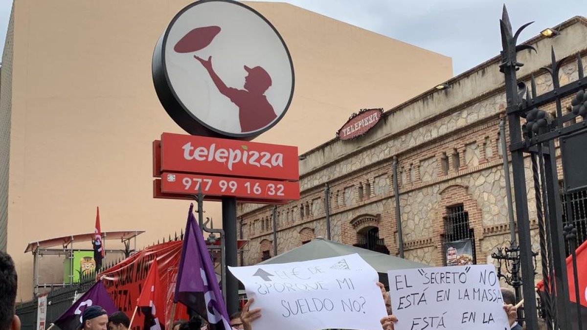 Imagen de los trabajadores delante la sede de Telepizza en Reus.