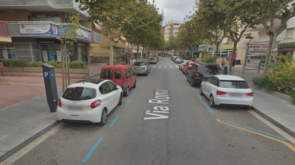 Diverses places d'aparcament de zona blava a la Via Roma de Salou.