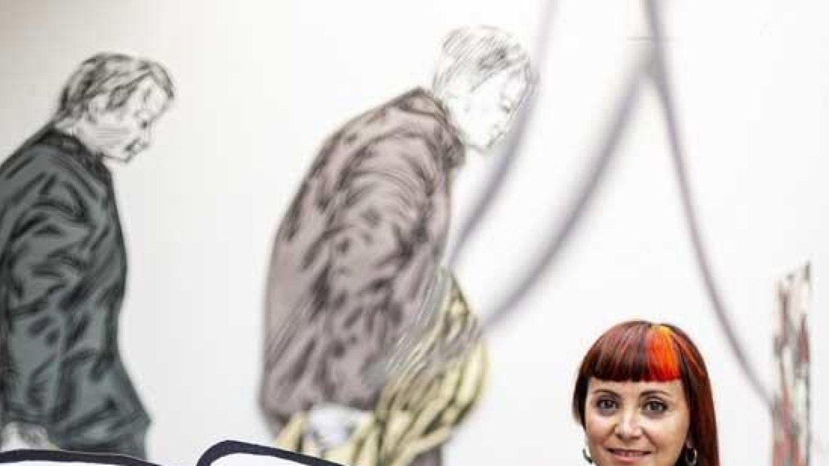 L'artista catalana Susanna Inglada amb una de les seves obres.