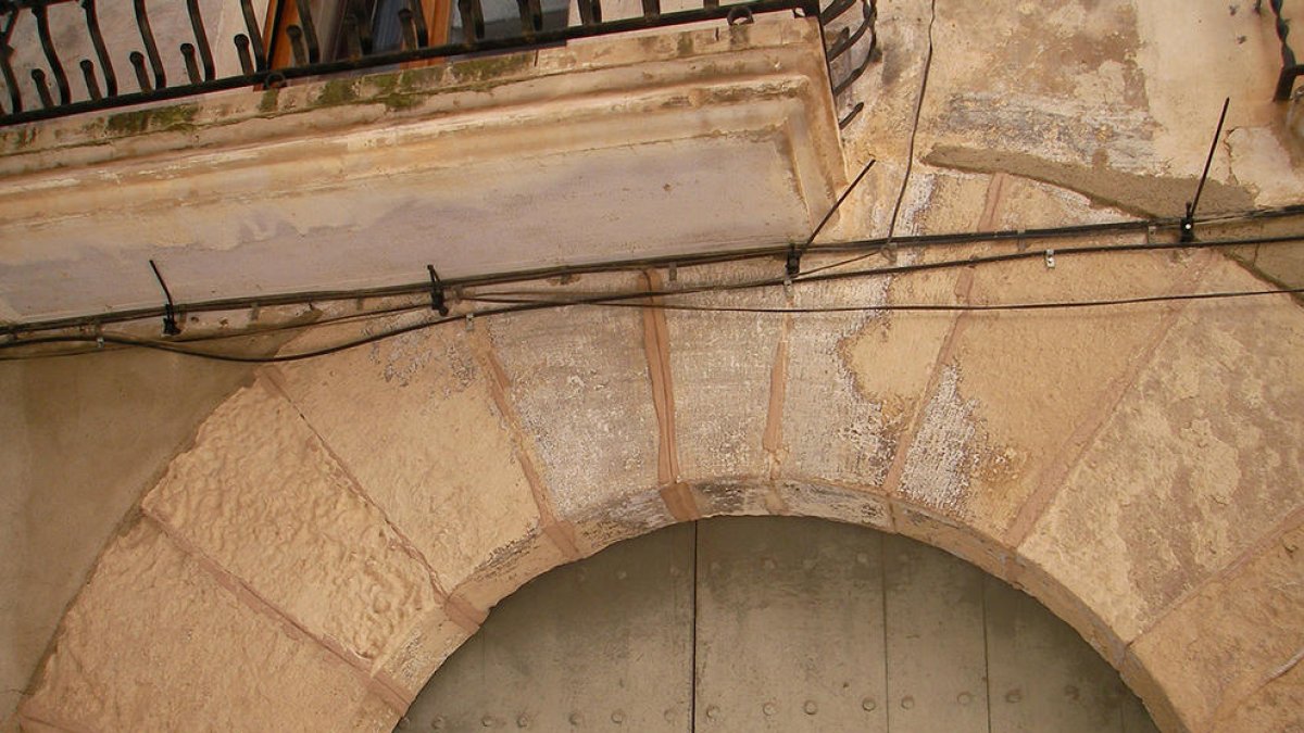 Imagen de los arcos de piedra agujereados por la instalación de cableado.