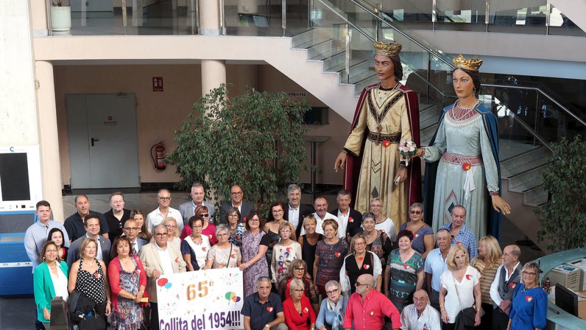 Los cambrilenses con los gegants Camí y Pere.