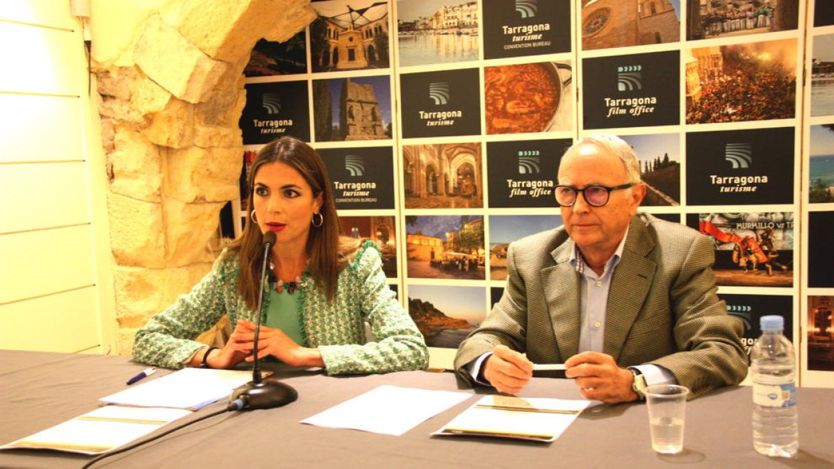 La consellera de Turisme de l'Ajuntament de Tarragona, Inmaculada Rodríguez, y el presidente del Open Energy Institute, Robert Moragues.