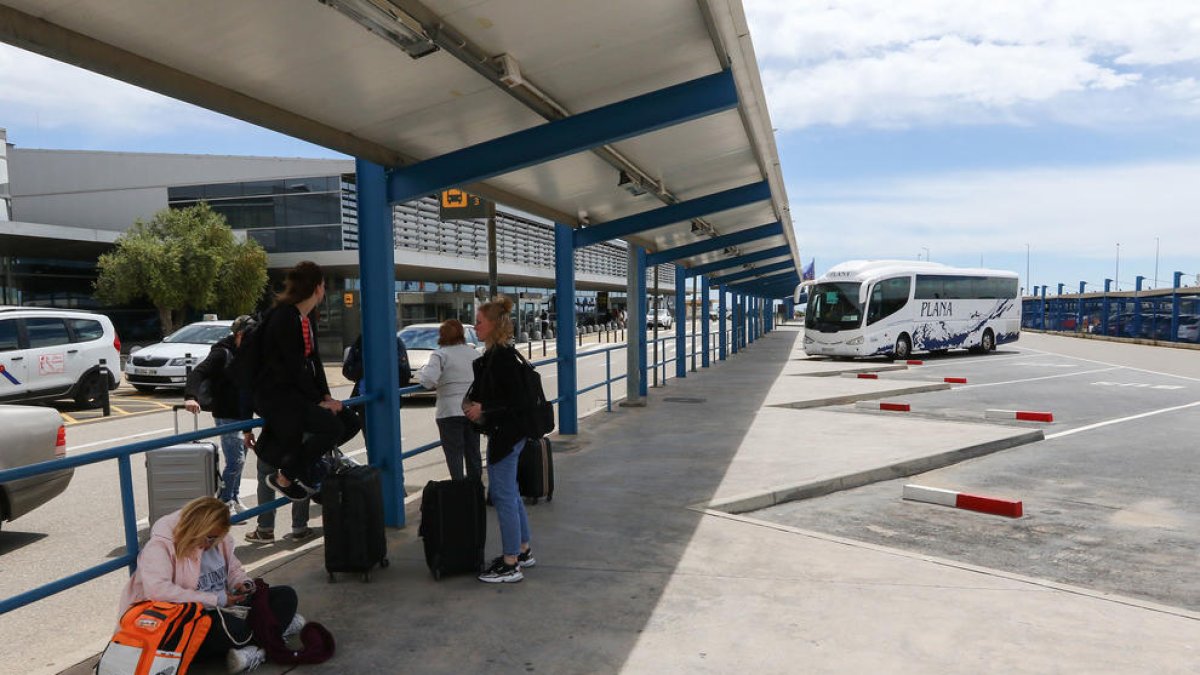 Una imatge d'arxiu de turistes esperant per agafar l'autobús a les andanes de l'aeròdrom reusenc.