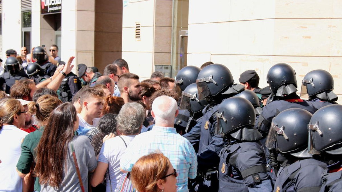 Primer plano del enfrentamiento entre los Mossos d'Esquadra y ciudadanos en Sabadell el 20-S.