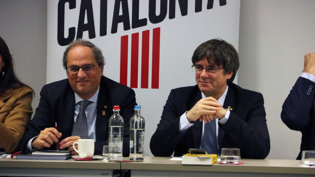 Plano medio del presidente Quim Torra y el expresidente Carles Puigdemont durante la reunión de JxCat en Bruselas.