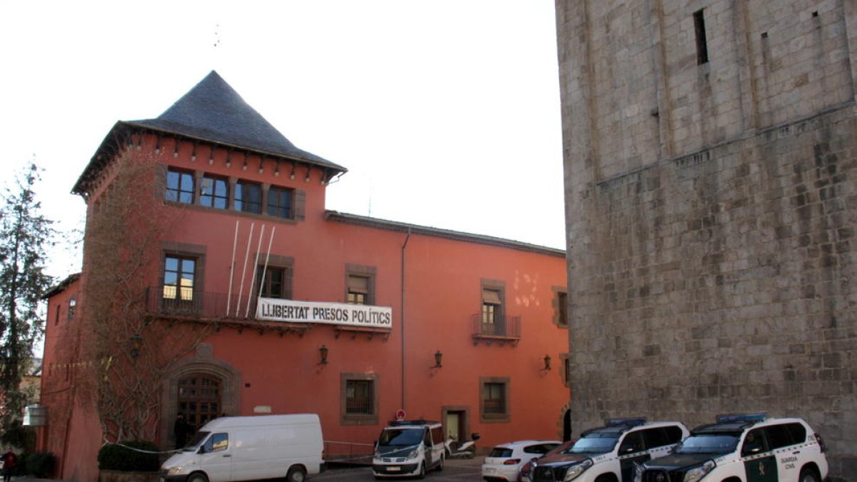 Quatre vehicles de la Guàrdia Civil davant l'edifici de l'Ajuntament de la Seu d'Urgell.