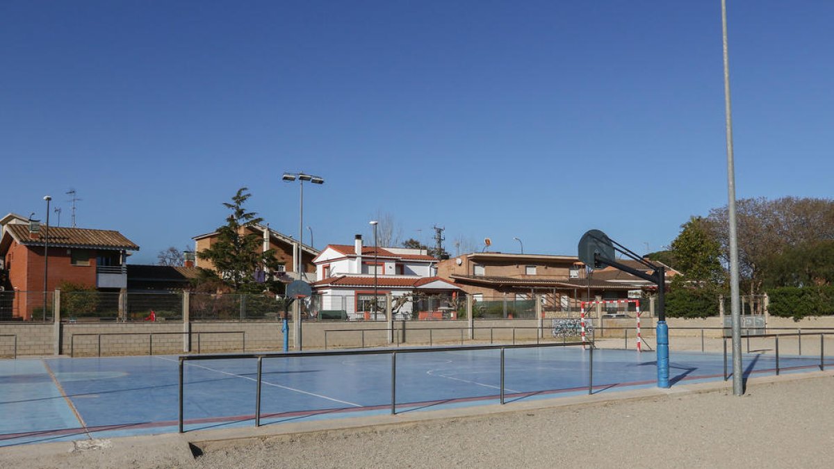Imagen de archivo de uno de los patios de la Escuela Cèlia Artiga donde, presumiblament, se edificará la instalación.