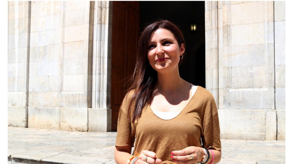 Pla obert de la portaveu de Cs al Parlament i candidata a la Generalitat, Lorena Roldán, després de l'atenció als mitjans a les portes de l'Ajuntament de Tarragona. Imatge del 28 de juliol del 2019 (Horitzontal).