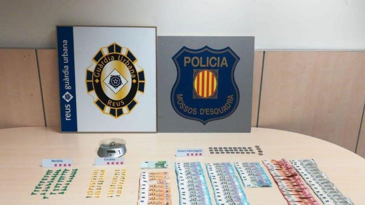 Imagen del materiales y dinero incautats durante la operación en Mas Abelló.