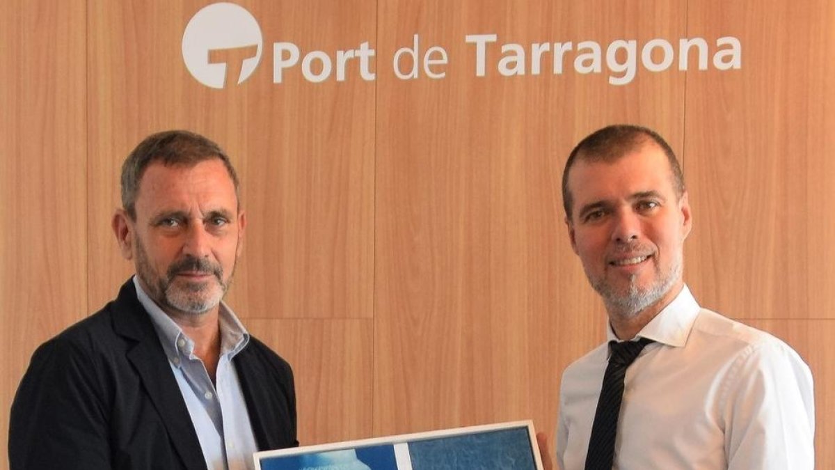 El president de la Fundació, Pere Jornet, ha lliurat al president del Port, Josep Maria Cruset, una de les obres guanyadores al certamen de l'any passat.