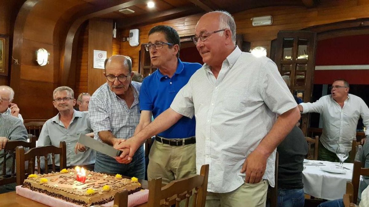 Gornals, Castan y Martín cortando el pastel de aniversario del club.