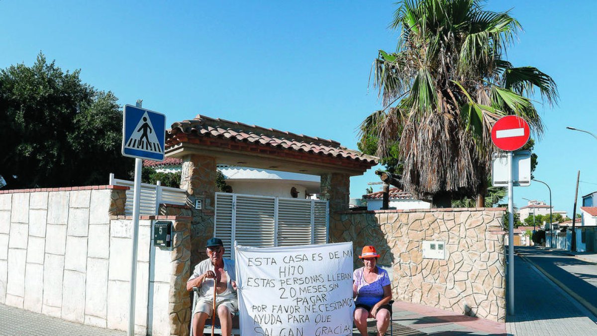 Los padres del propietario en un momento de la acampada delante de las puertas de la casa de Miami-Platja.