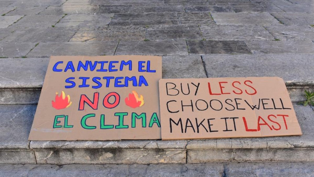 Imagen de dos carteles reivindicativos sobre el clima.