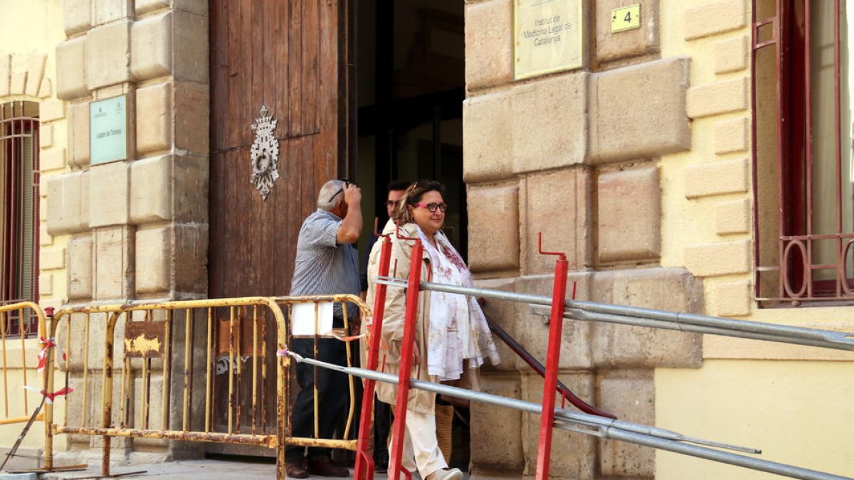 Plano general de la ganadera de Alfara de Carles, Àngela Mur, saliendo de los juzgados de Tortosa.