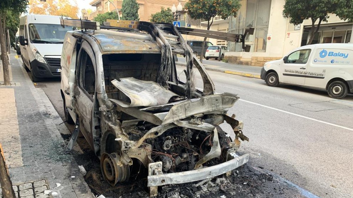 Imagen del estado en que ha quedado uno de los vehículos incendiados.