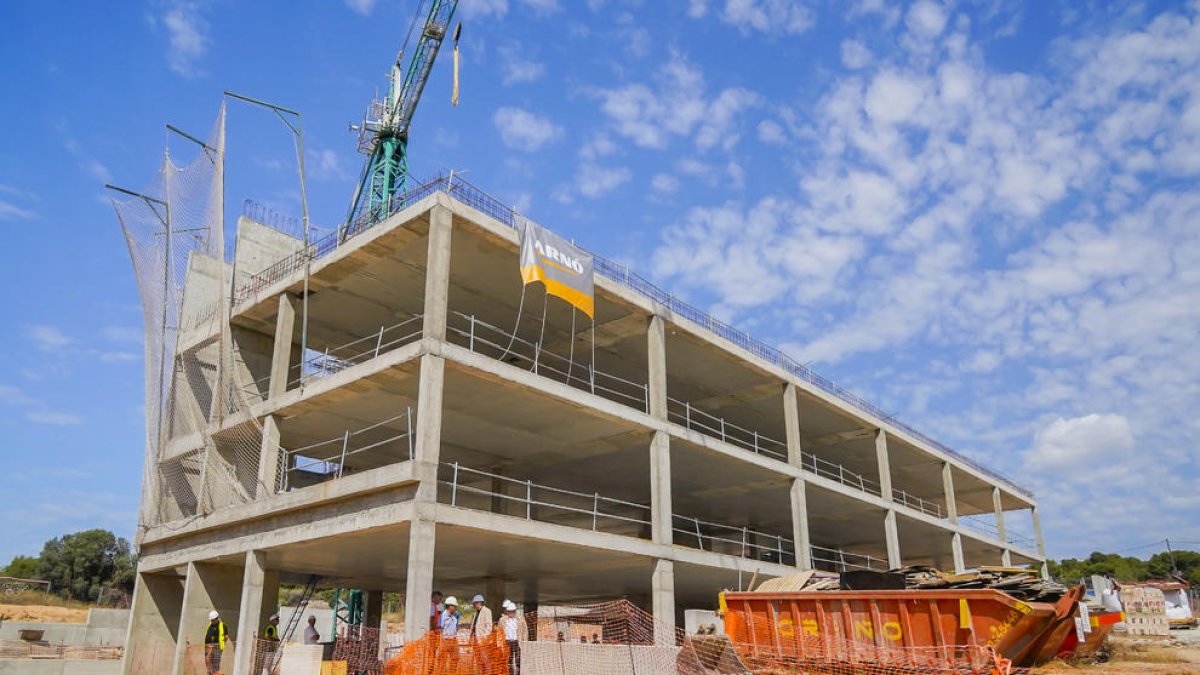 Imagen del nuevo edificio en construcción que tiene que acoger la escuela Arrabassada.