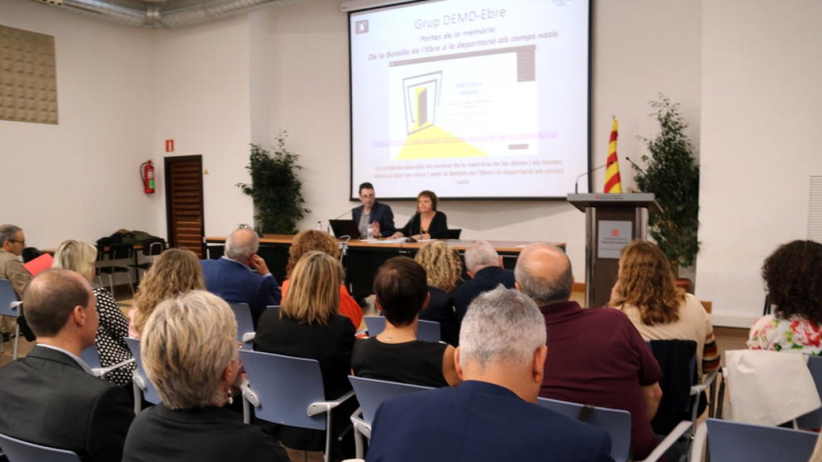 Plano general de la presentación del proyecto 'Portes de la Memòria' en el Departament d'Ensenyament en Tortosa.