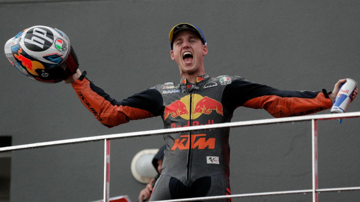 Pol Espargaró celebrant el seu primer triomf a MotoGP l'any passat.