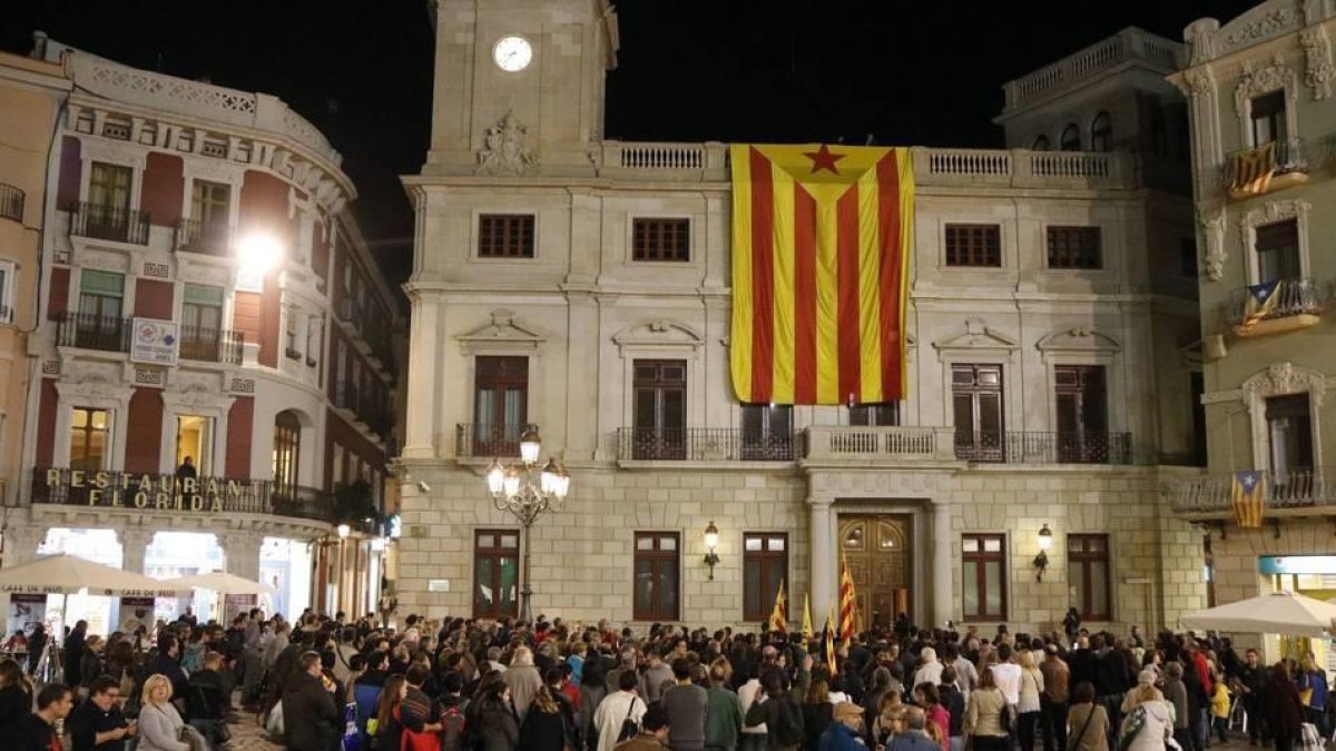 Imagen de la fachada del ayuntamiento de Reus con una estelada