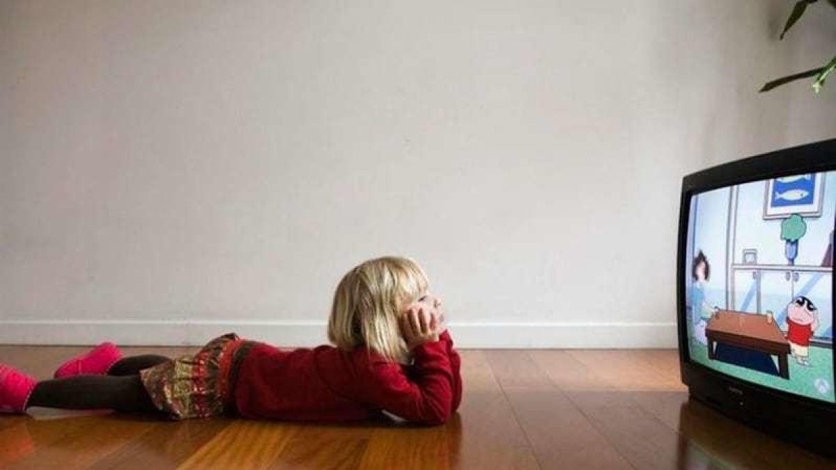 Imagen de archivo de una niña mirando la televisión