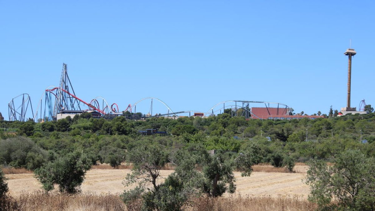 Camps agrícoles on està previst el Centre Recreatiu i Turístic (CRT) de Vila-seca i Salou i al fons PortAventura.