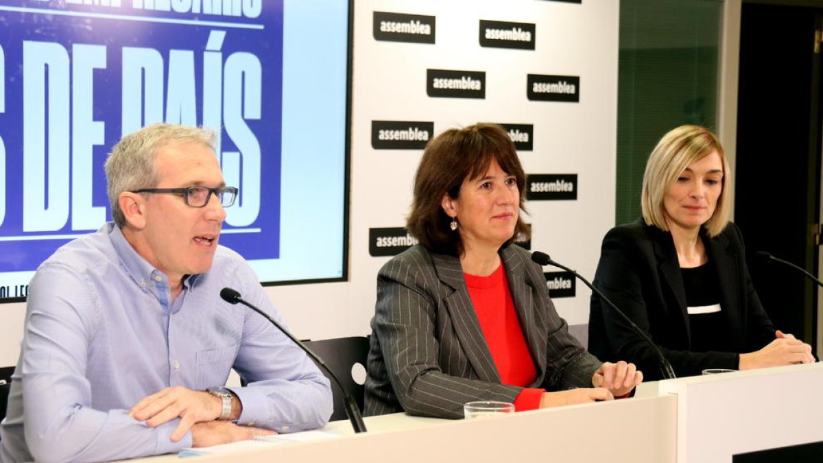 Elisenda Palouzié, David Fernández i Sílvia Cubo, durant la presentació d'Anem per feina.