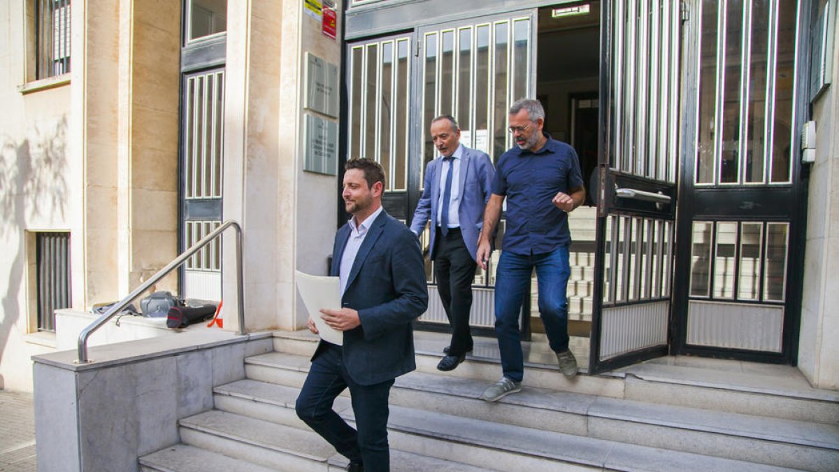 El portavoz del partido en el consistorio, Rubén Viñuales, a la salida de los juzgados.