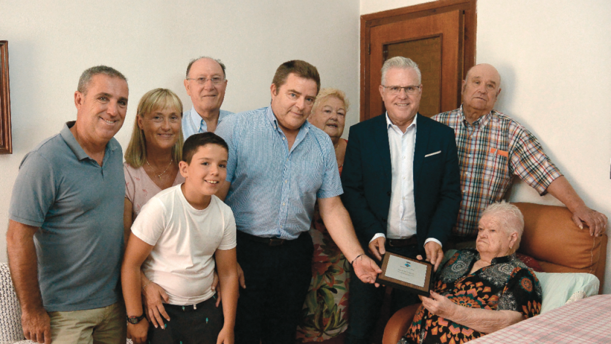 El alcalde, Pere Granados, con la mujer homenajeada y su familia en su residencia.