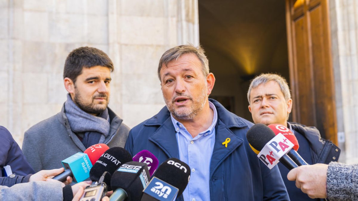 Josep Maria Cervera, presidente de L'AMI, durante la atención a los medios después de la reunión de esta mañana con el alcalde Pau Ricomà