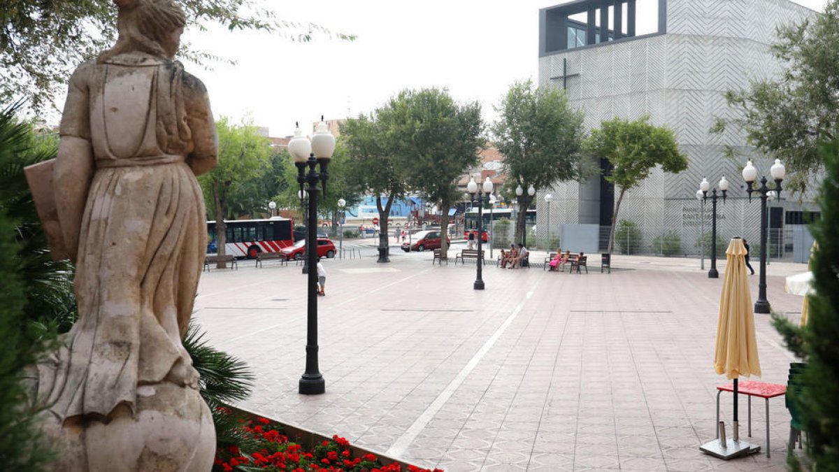 Imatge de la plaça Constitució de Bonavista, amb les llumeneres que seran substituïdes.