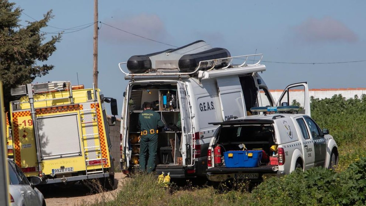 Los servicios de emergencias trabajando en el rescate del cadáver