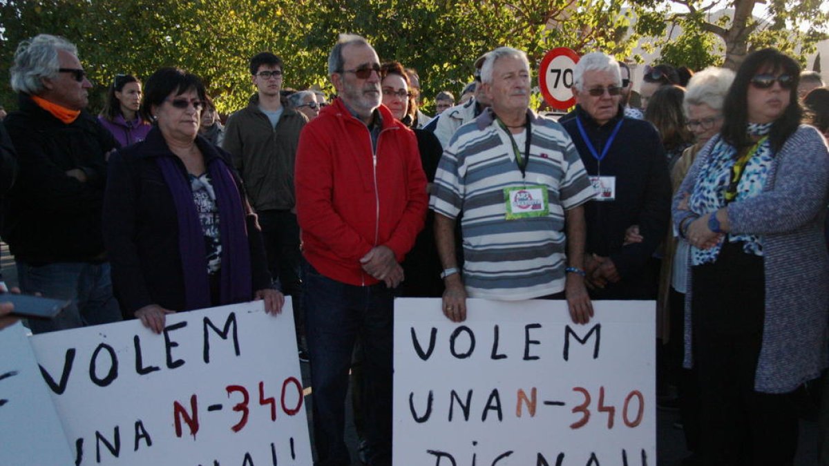 Decenas de vecinos con pancartas por una AP-7 gratuita en el corte de tráfico en Amposta.