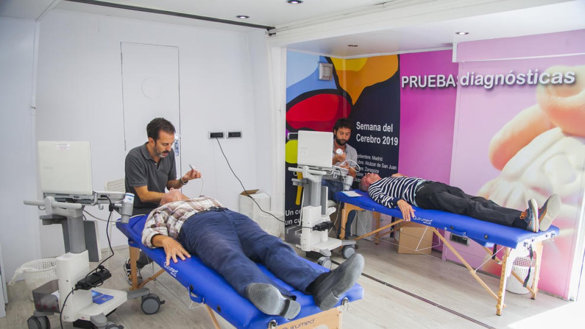 Los especialistas, durante la realización de las pruebas a los pacientes.