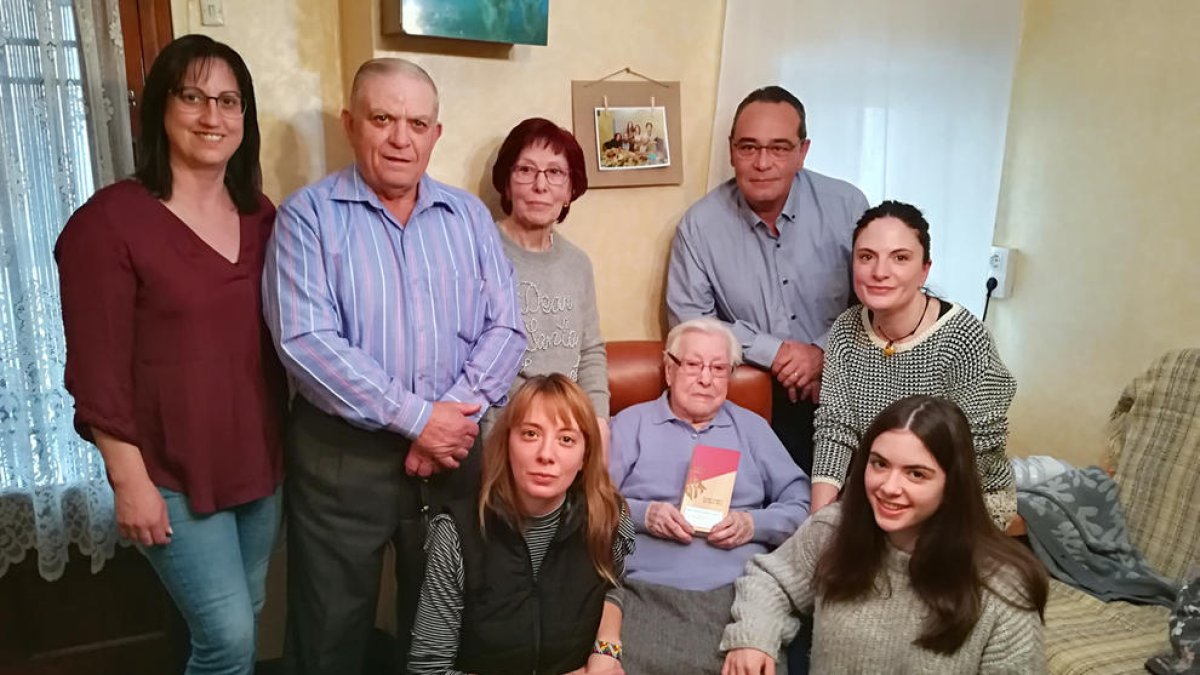 Fotografia de família durant l'acte d'homenatge de la centenària Teresa Subirats.