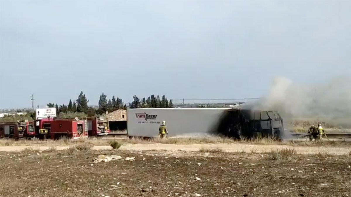 La cabina d'un camió s'ha incendiat a l'Aldea, a la N-340.