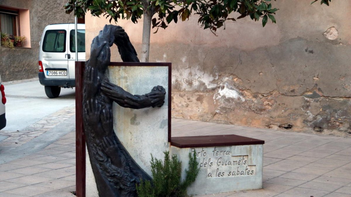 Imatge de l'estàtua dedicada a Neus Català en una de les places del seu municipi natal, Els Guiamets.