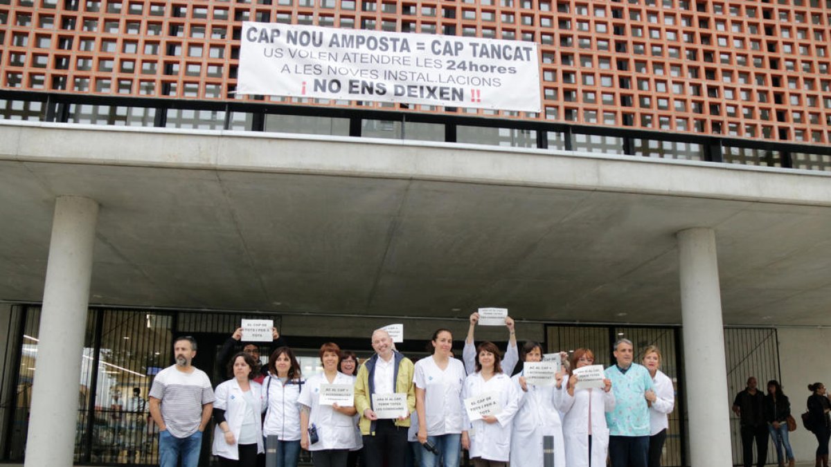 Els professionals de primària d'Amposta concentrats amb cartells de protesta davant del nou CAP.