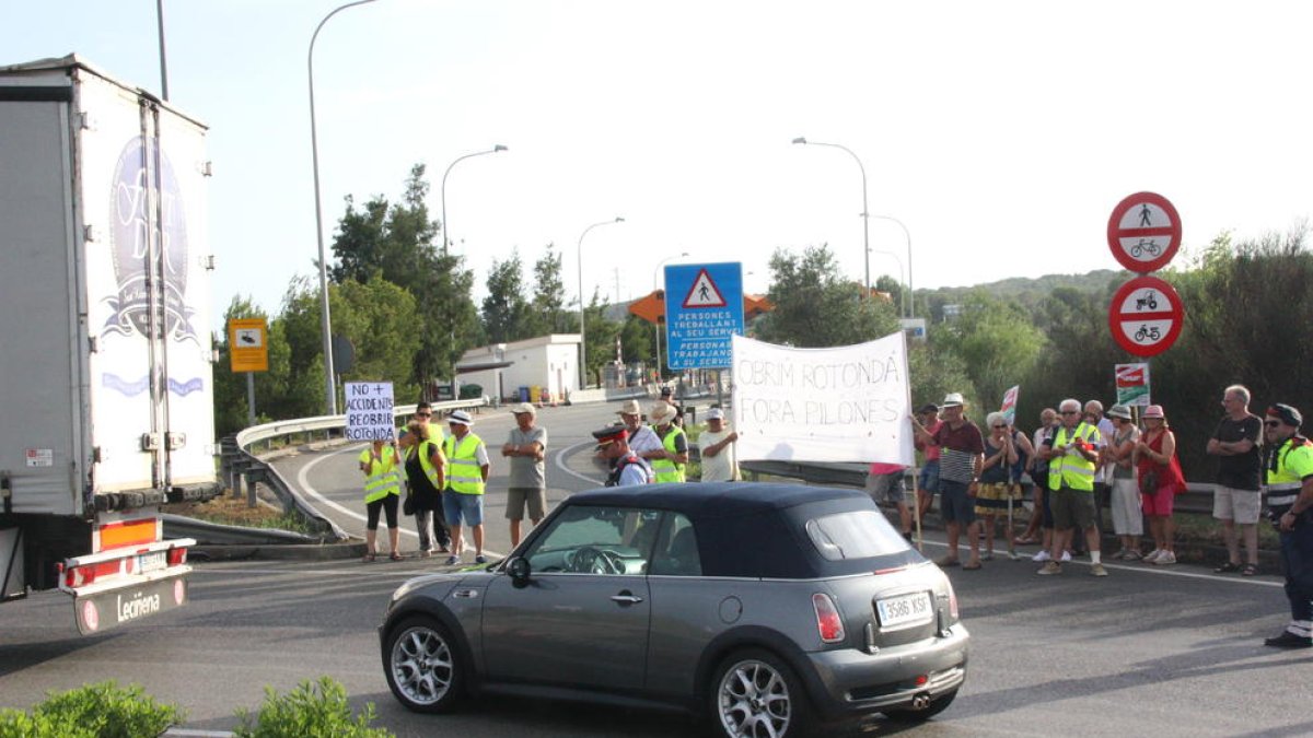 Pla general dels manifestants en el tall a l'accés a l'autopista AP-7 a l'alçada de Torredembarra en sentit sud. Foto de l'1 d'agost del 2019 (Horitzontal).