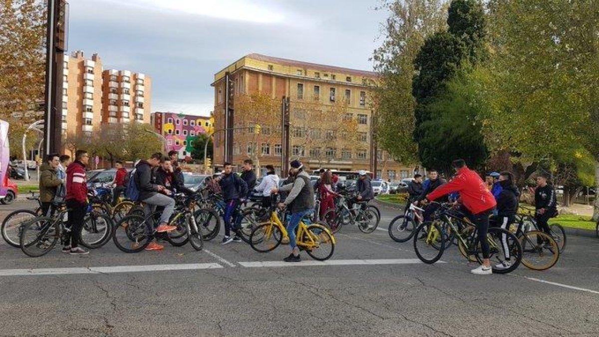 Alumnos del Complejo Educativo, ayer, en la plaza Imperial Tàrraco.